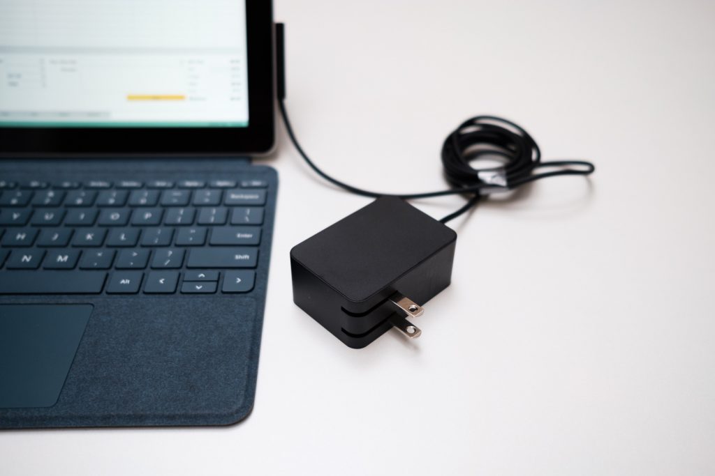 Surface Go Review - the magnetic charger